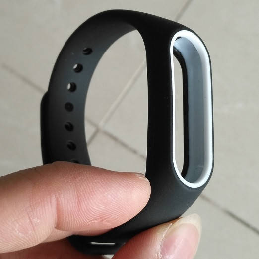 

Ремешок Mi Band 2 mi band 2 гладкий чёрный с белой вставкой
