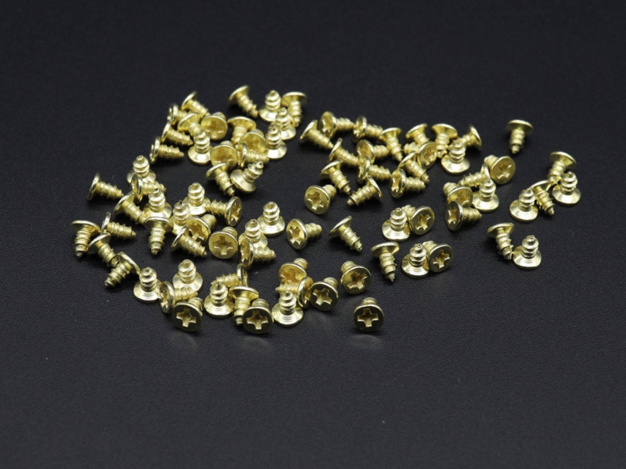 

Саморезы для крепежа. Цвет "золото". 3х6 мм