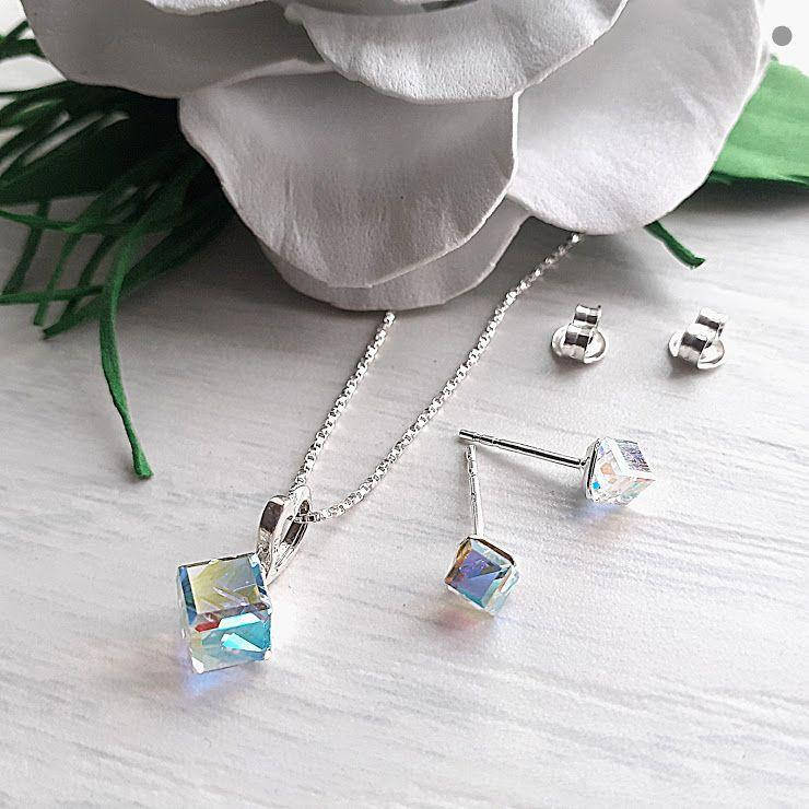 

Набор из сережек гвоздиков и кулона с кубиками Swarovski (цена без цепочки)