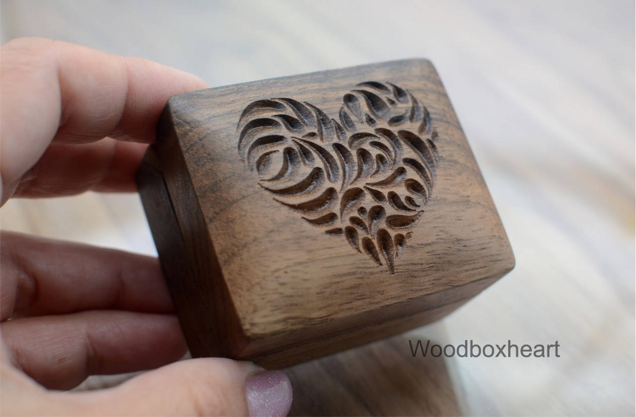 

Деревянная коробочка шкатулка футляр для помолвочного кольца