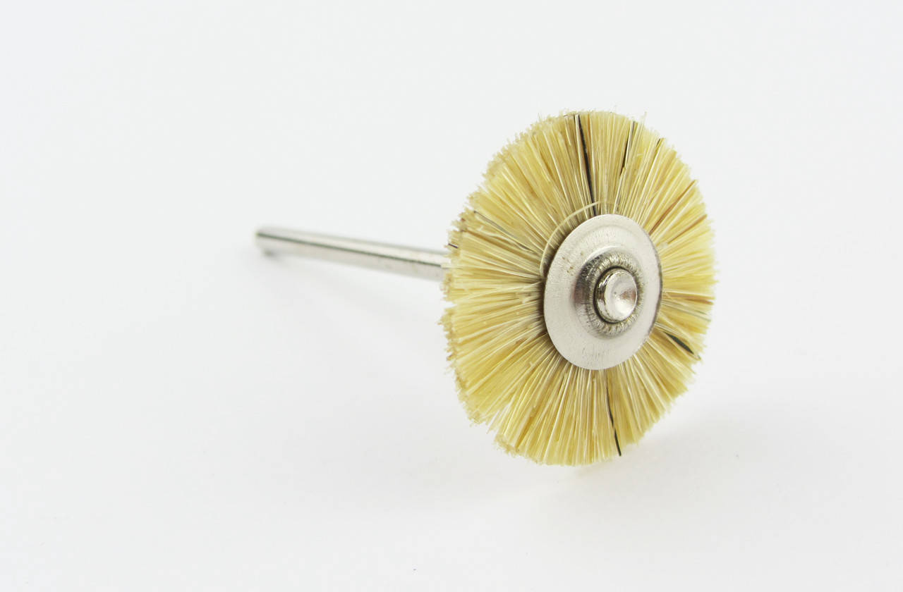 

Щетка - диск 22 мм для бормашины. Волосяная, жесткая, белая. Made in Germany.