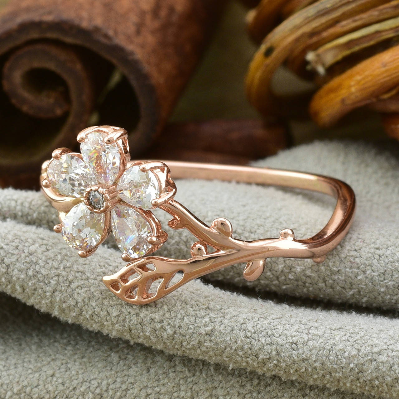 

Кольцо Xuping 15174 ширина 13 мм белые фианиты позолота РО размер 17