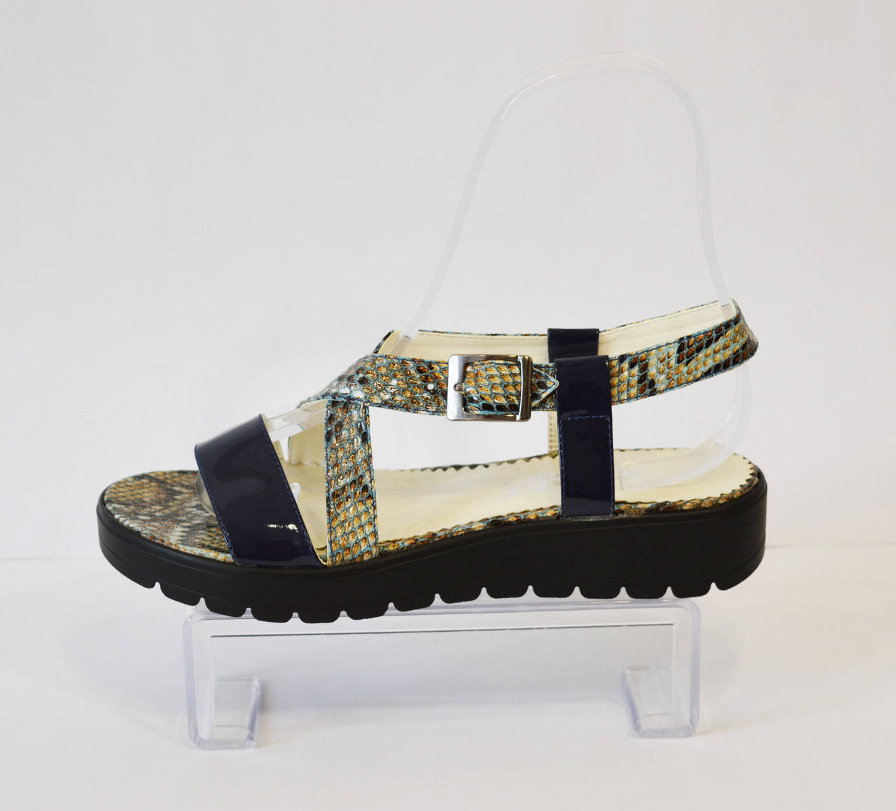 

Босоножки женские на платформе принт змея Amart