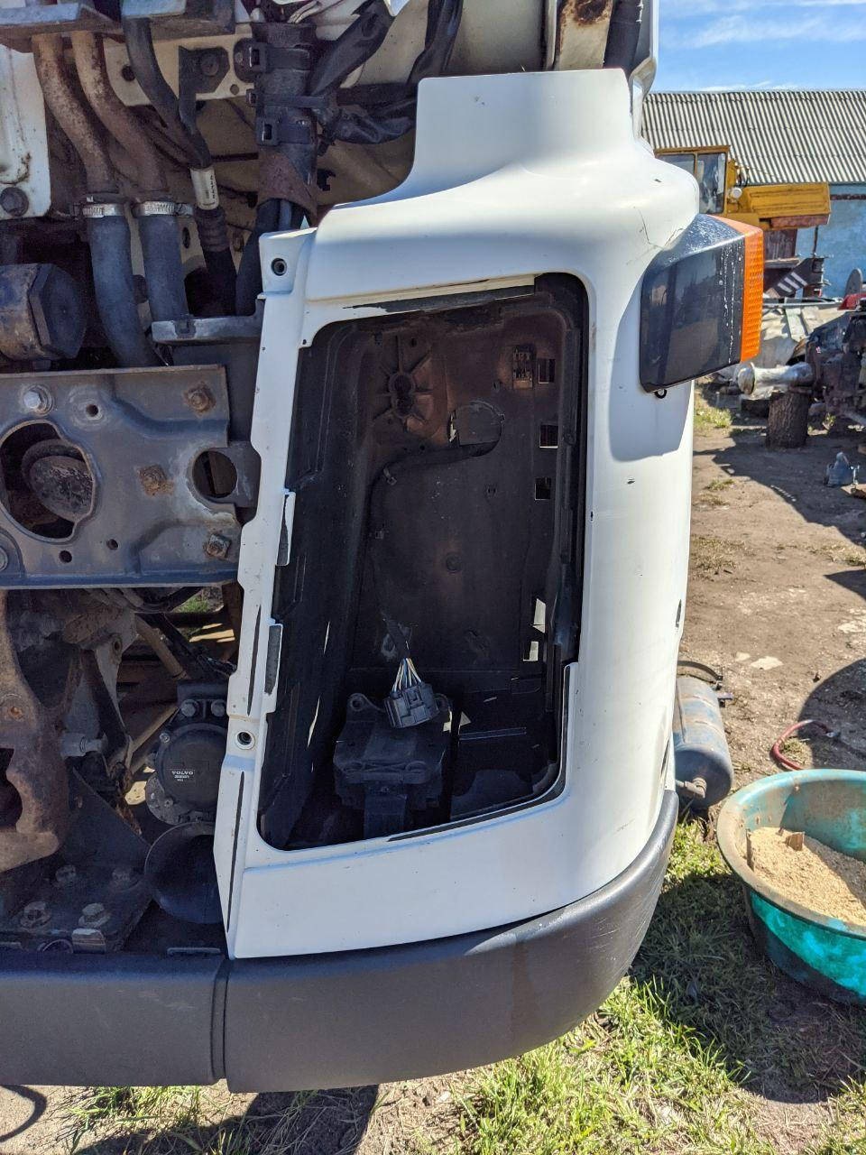 

Окуляр фары L (каркас, рамка) б/у VOLVO FM (20452847) оригинал, 300х80х480 мм