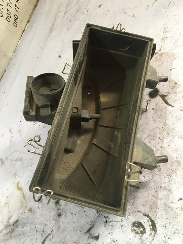 

Корпус воздушного фильтра Audi 80 b4 026133871a
