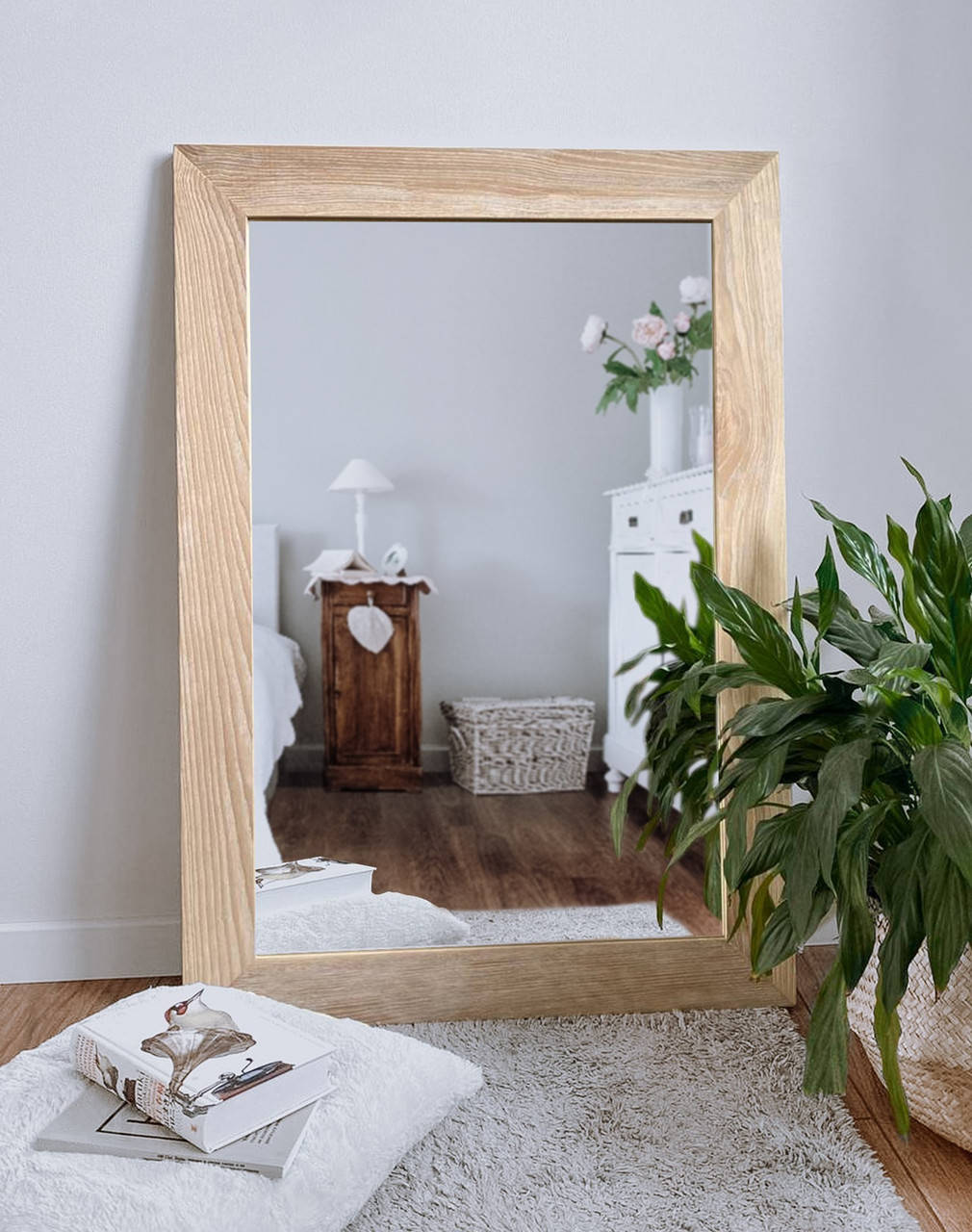 

Настенное зеркало в деревянной раме HomeDeco белое 70х50, Белый
