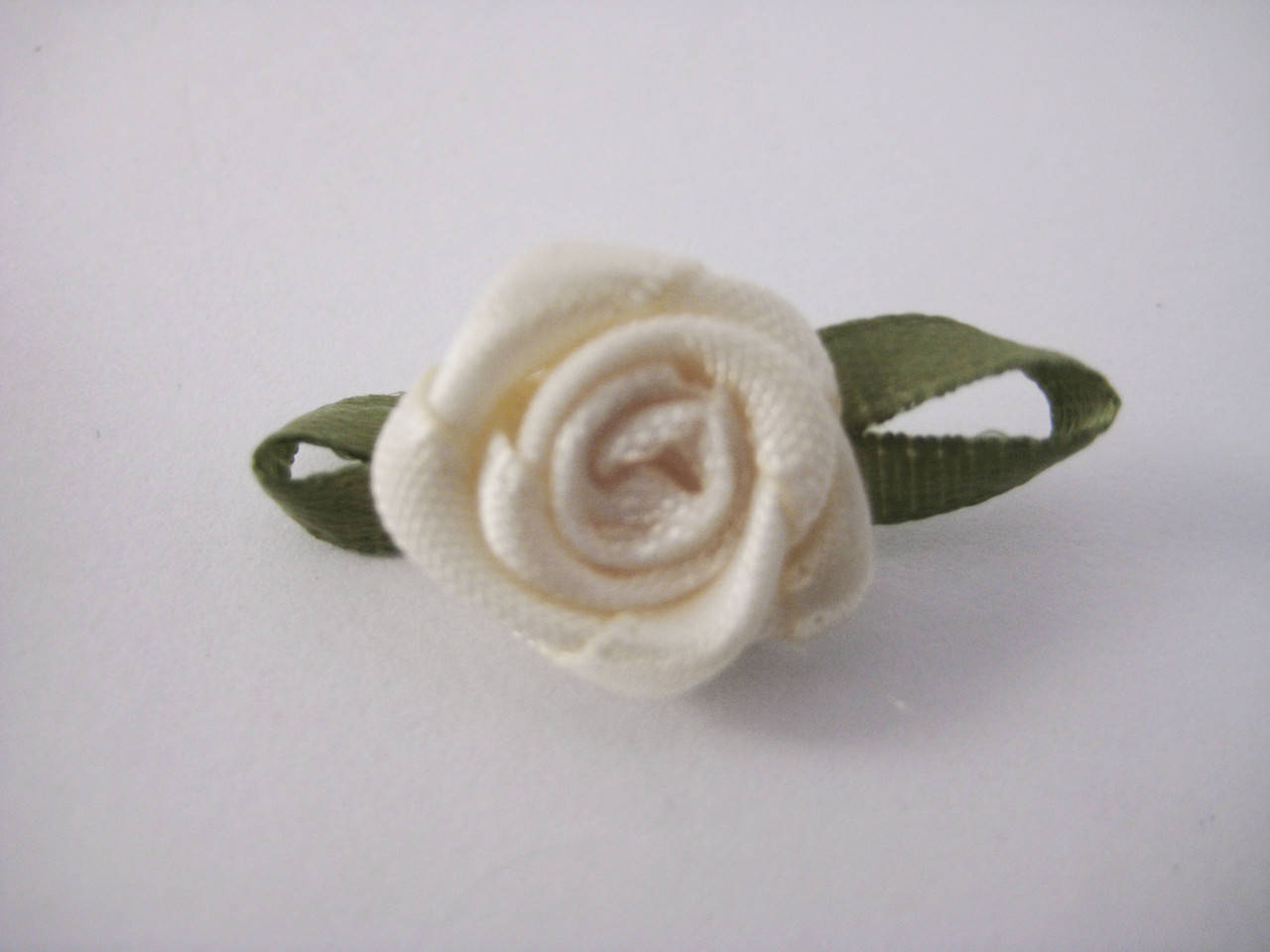 

Роза с листочками. Цвет беж. 15 мм, Бежевый