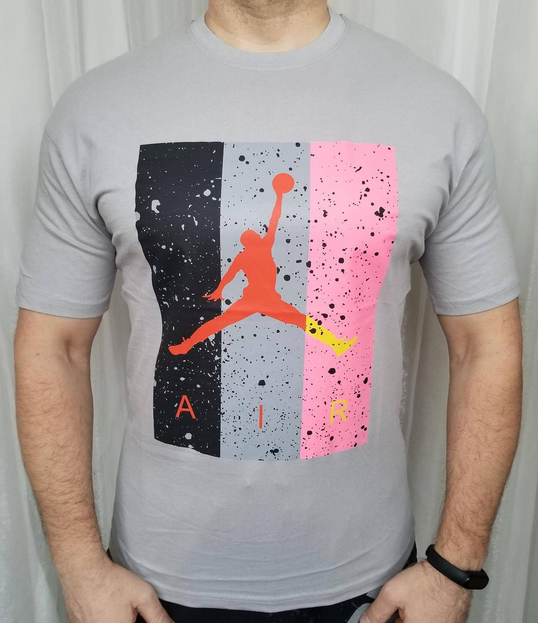 

Молодежная футболка светло серая с модным принтом. Хорошего качества.