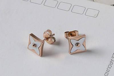 

Серьги-пуссеты в стиле Луи Виттон