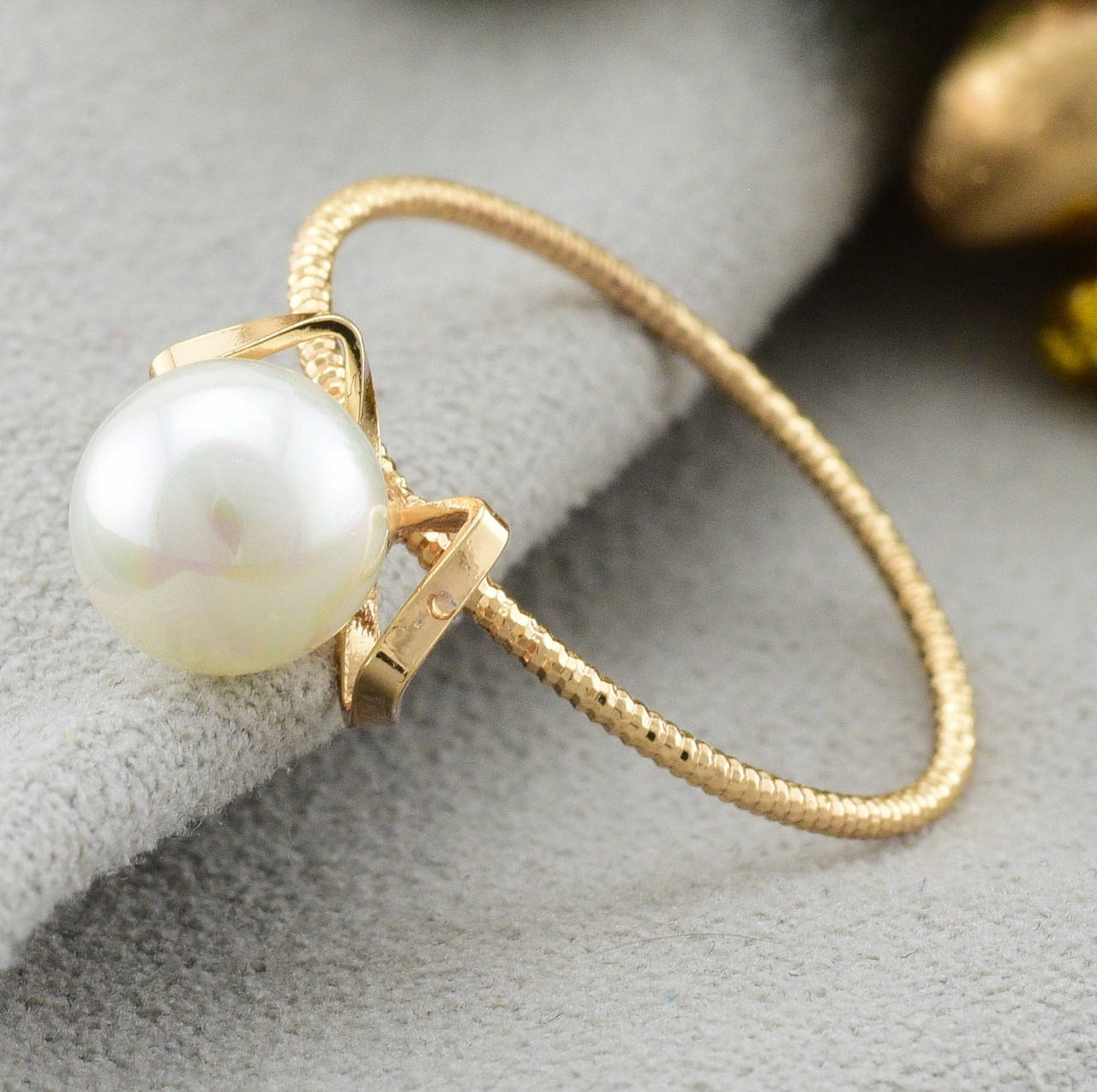 

Кольцо Xuping 15340 ширина 7 мм искусственный жемчуг позолота 18К размер 19