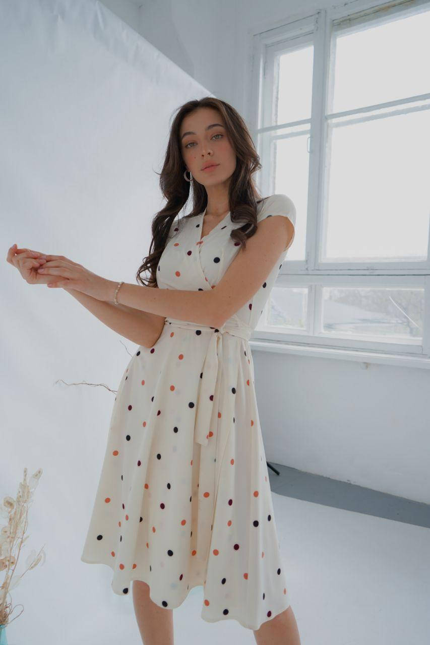 

Летнее стильное платье на запах с геометрическим принтом, бежевом, , молочном, синем,