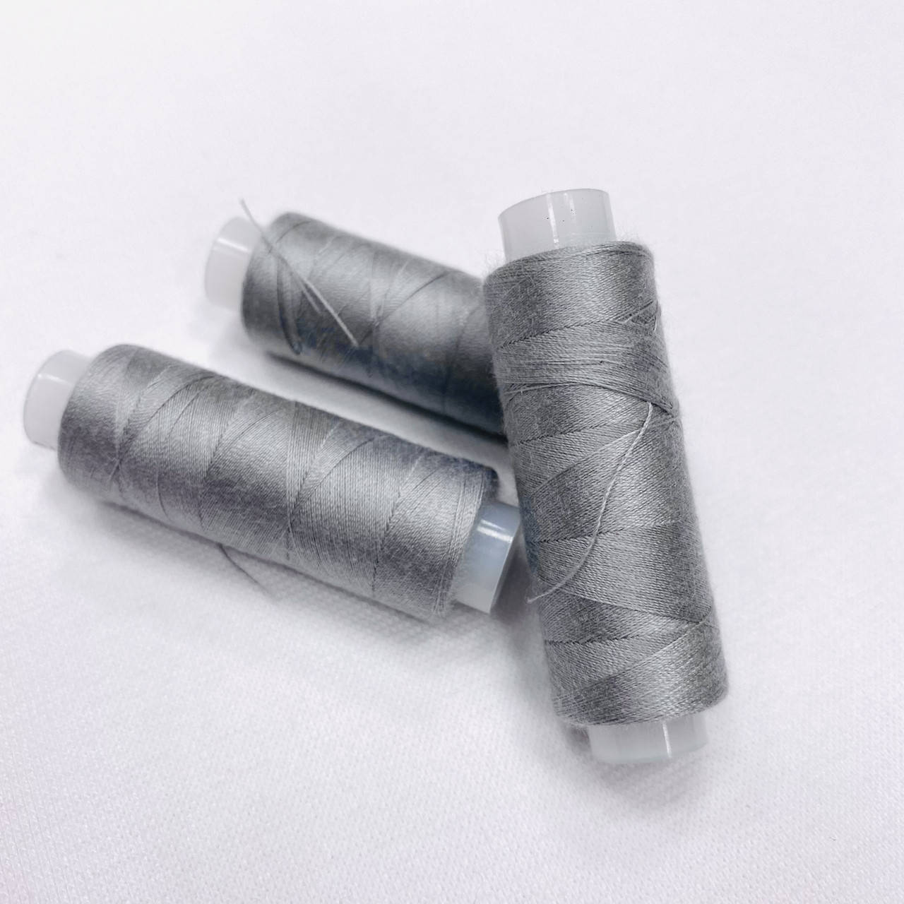 

Нитка Швейная для трикотажа Omega цвет 783 серая плотность 120 намотка 200м 100% полиэстер штапельная нить, Серый