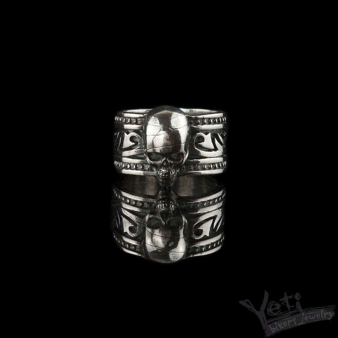 

Серебряный перстень с черепом "Goth"