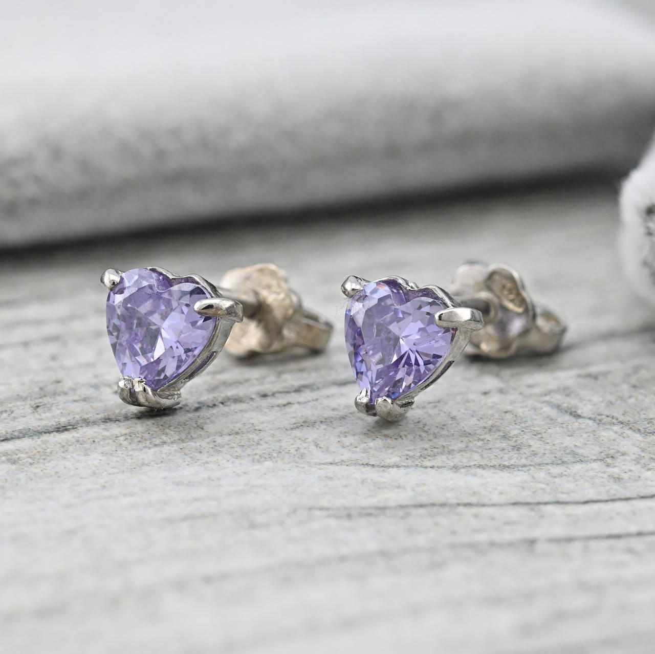 

Серебряные серьги гвоздики ps333e фиолетовые фианиты размер 6х6 мм вес 1.14 г