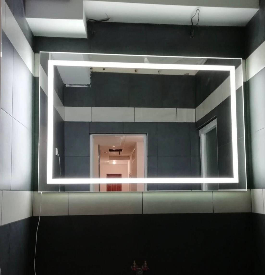 

Зеркало с подсветкой в ванную D4