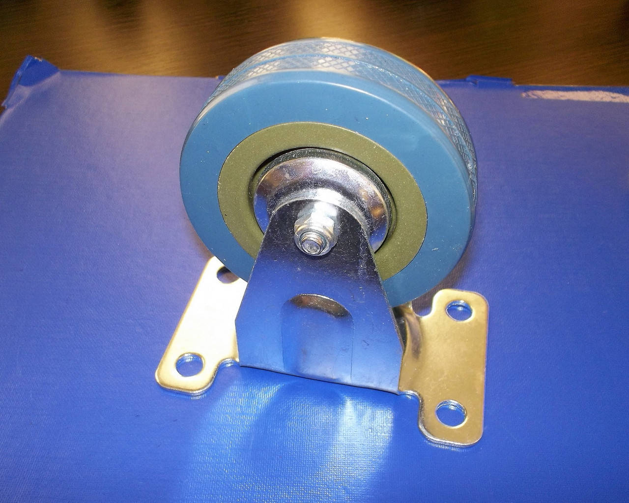 Ролик мебельный не поворотный 75мм