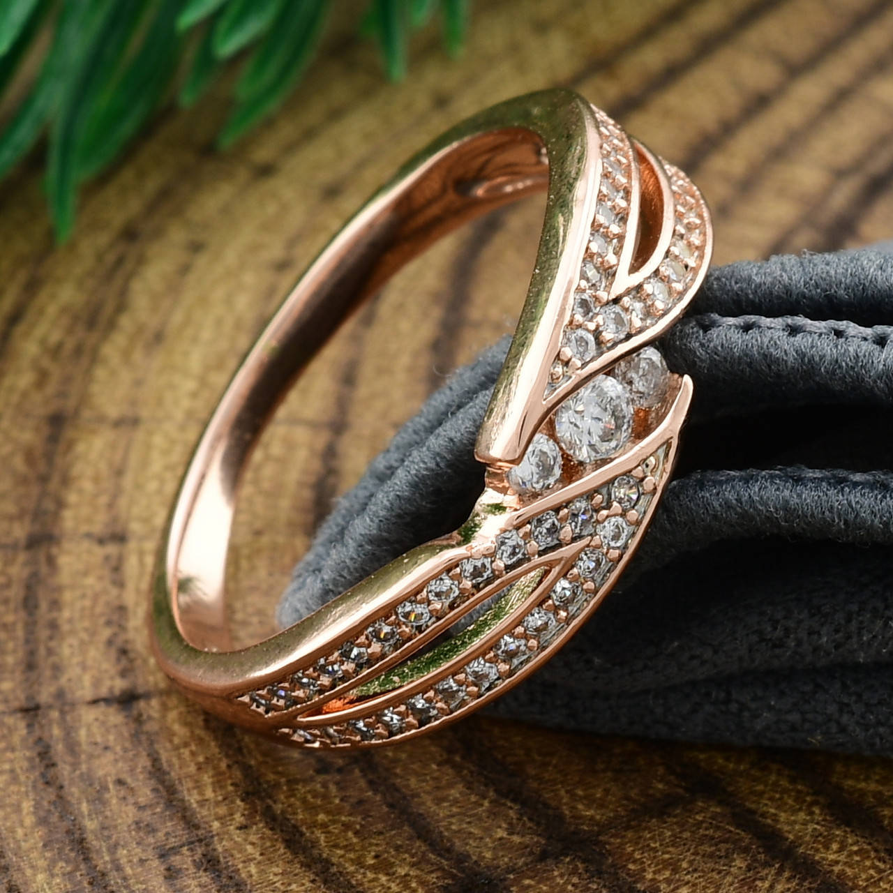 

Кольцо Xuping 14055 ширина 6 мм белые фианиты позолота РО размер 17