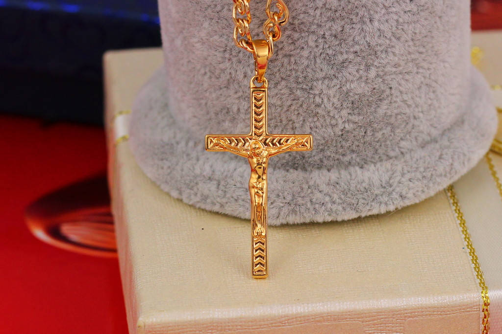 

Крестик Xuping Jewelry удлиненный с резьбой на кресте 3,3 см золотистый