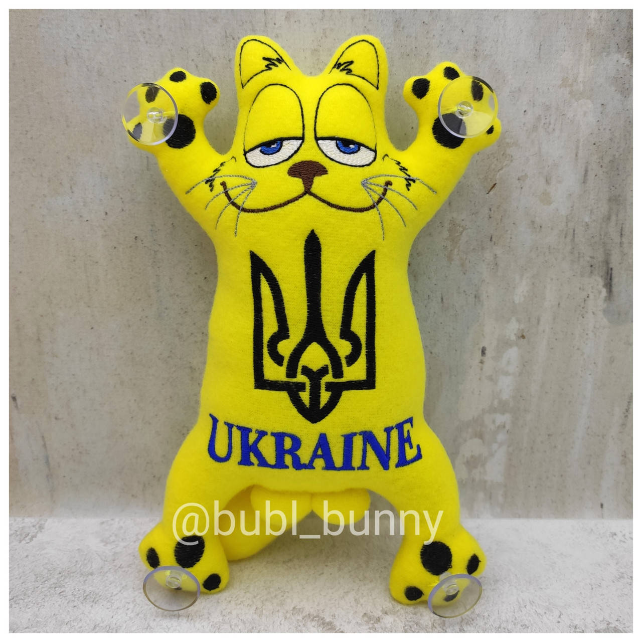 

Мягкая игрушка кот Гарфилд в авто на присосках "UKRAINE"