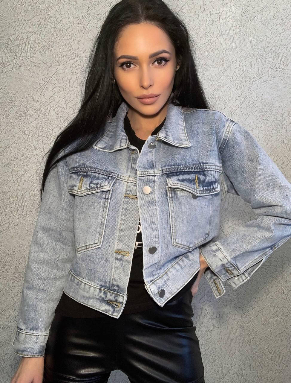 

Женская укороченная джинсовая куртка оверсайз в голубом цвете (р. 42-46) 48kr745, Голубой