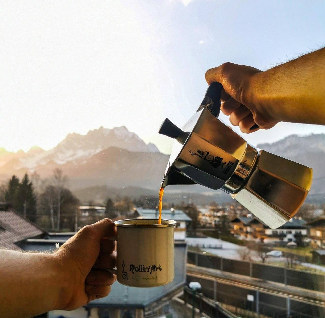 

Гейзерная кофеварка Bialetti Moka Express (6 чашек - 360 мл)