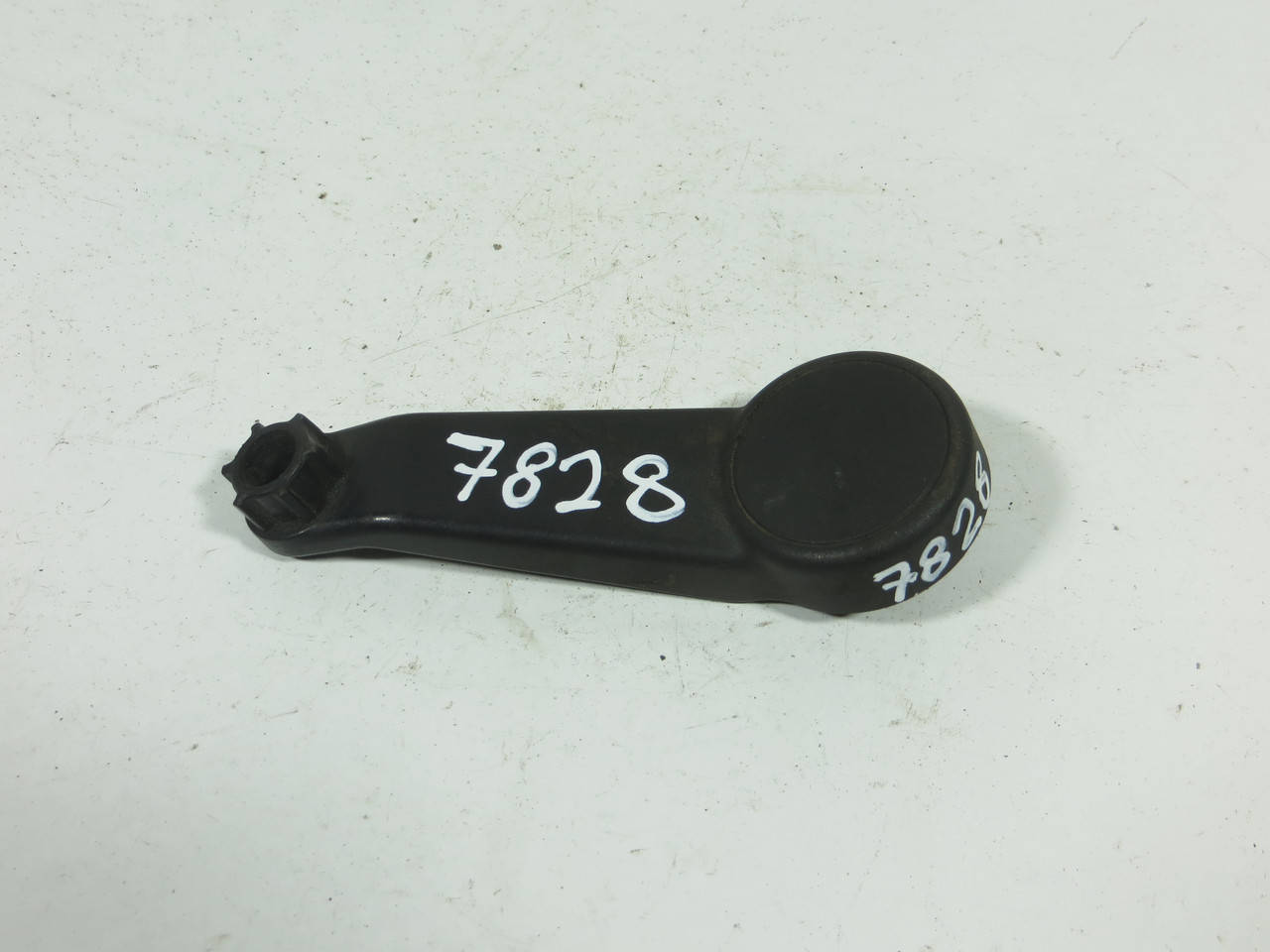 

Ручка стеклоподъемника FORD CONNECT (2002-2013) ОЕ: 2T14V23342, 1197838, 1507054