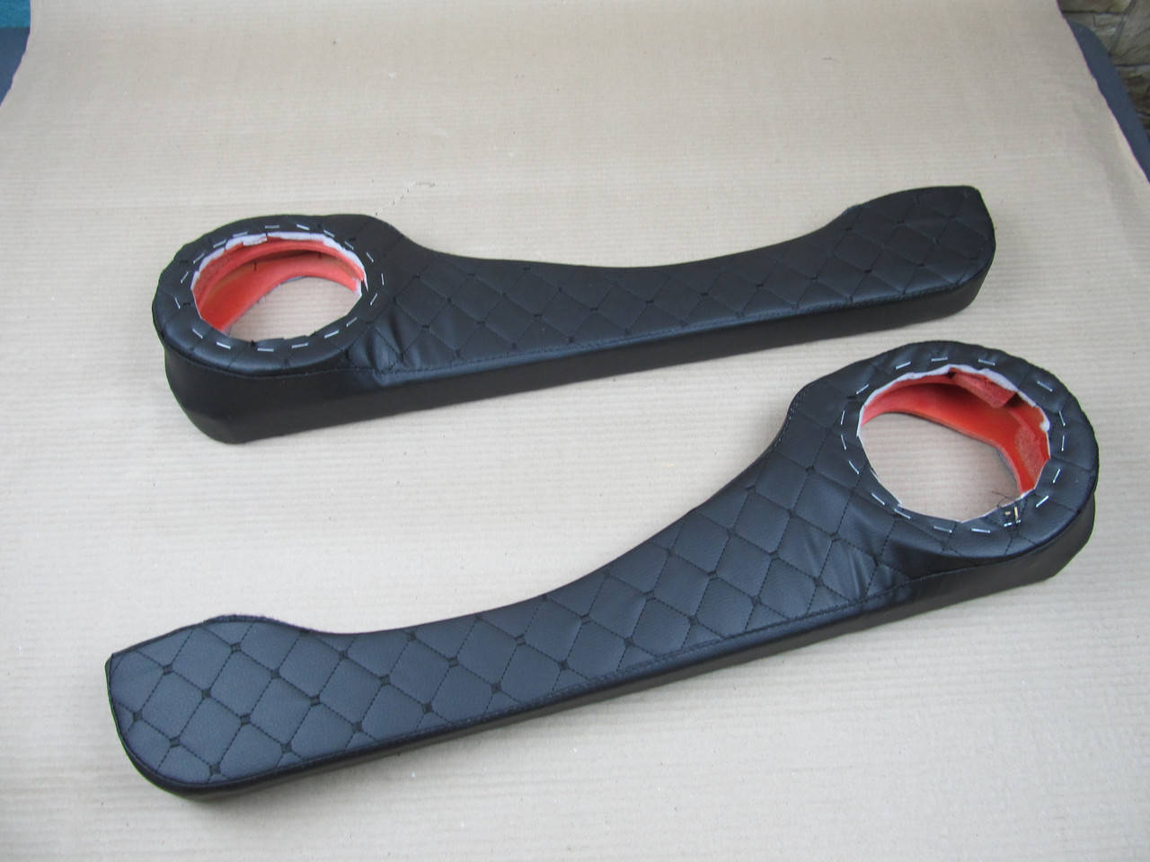 

Карманы на Ваз 2110 Подиумы Усиленные перешиты черной ниткой.