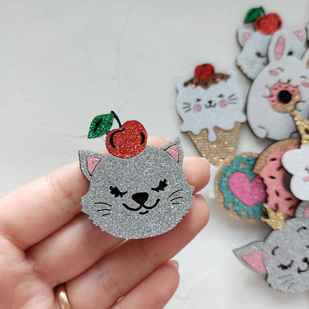 

Патч КОТИК З ВИШЕНЬКОЮ СІРИЙ, 4.4*3.8см (НЕ СКЛЕЄНО)