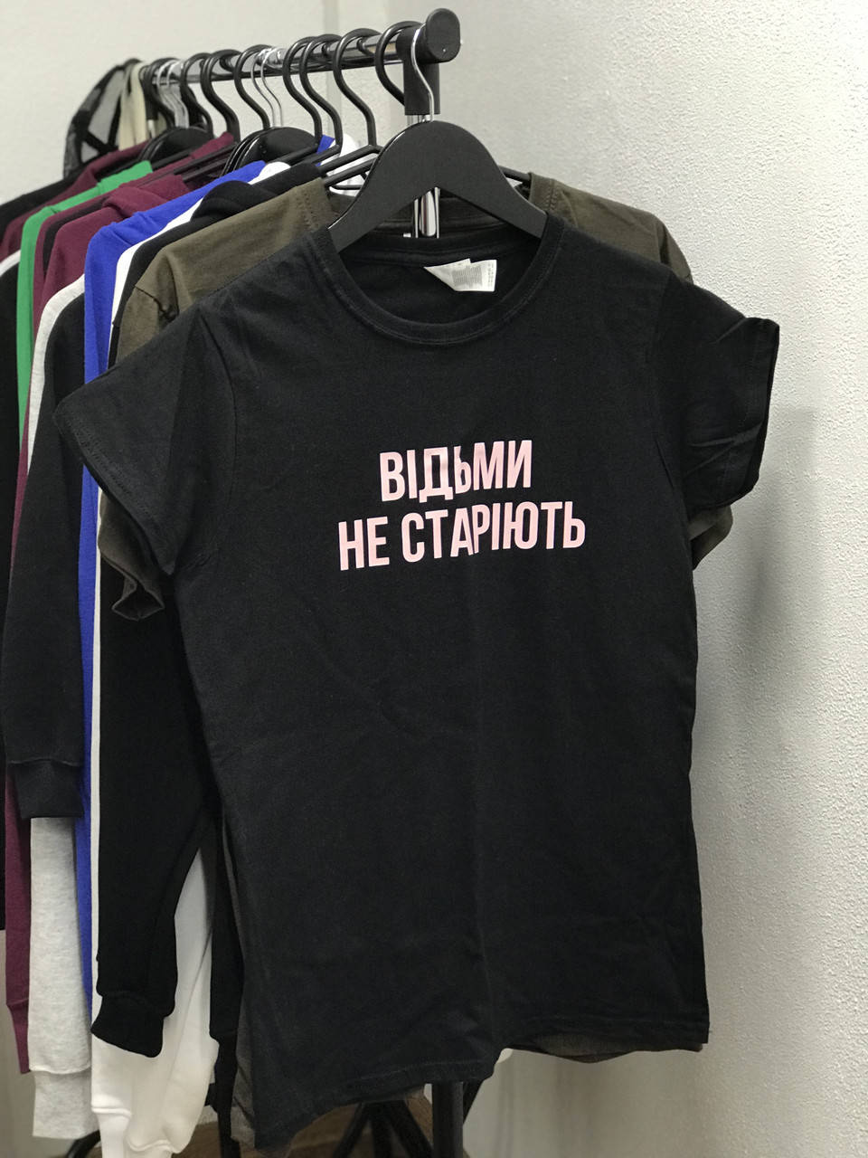 

Женская футболка с надписью: "Ведьмы не стареют\ Відьми не старіють"., Черный