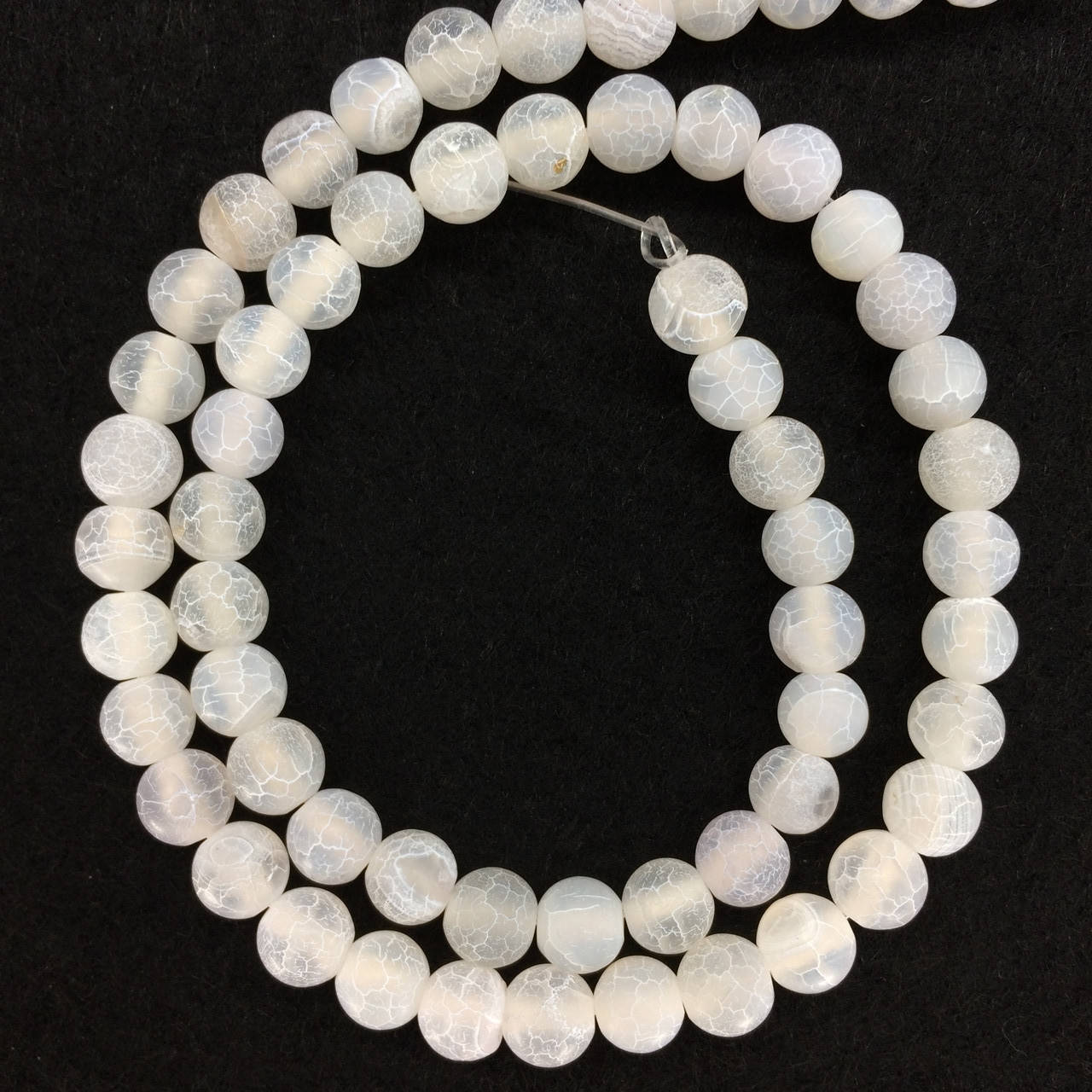 

Бусины на нитке натуральный камень Агат "морозный" белый d=6мм