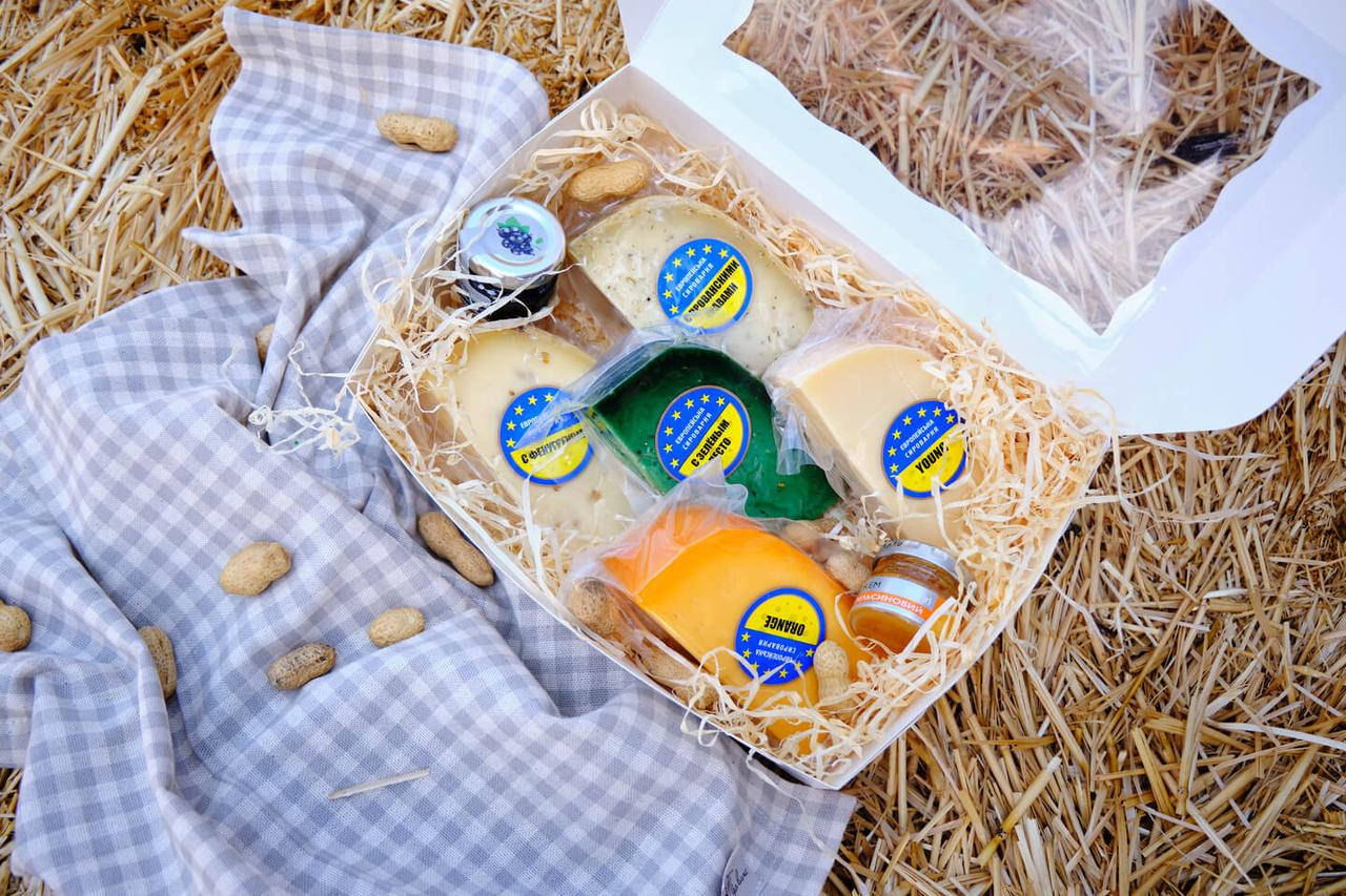 

Подарочный набор сыров Size М (1 кг)