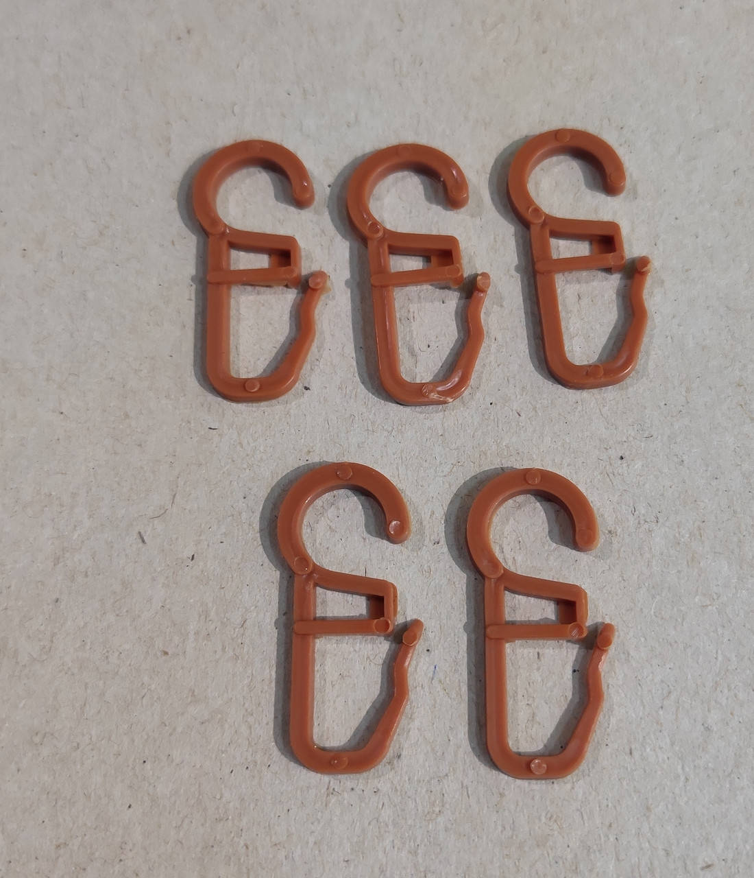 

Крючки для трубчатого карниза на пластиковое, деревянное кольцо (100шт./уп.) Черешня