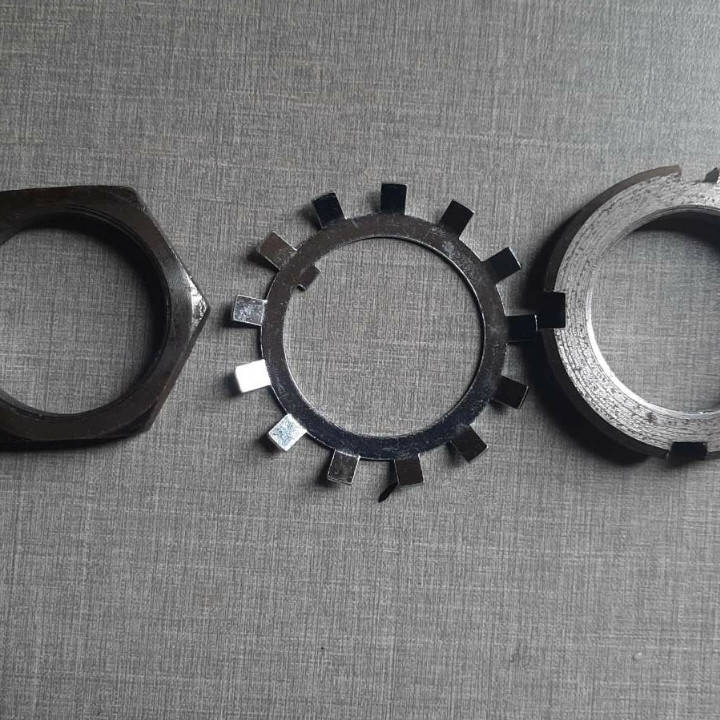 

Гайка крепления ступицы 2птс-4 на 6 шпилек диаметром резьбы 44мм.