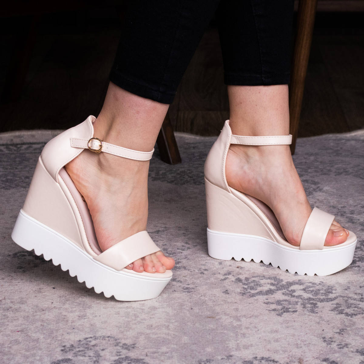 

Женские босоножки бежевые