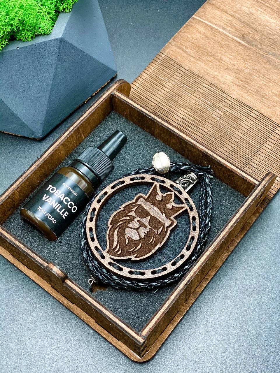 

Ароматизатор из натурального дерева с гравировкой Льва