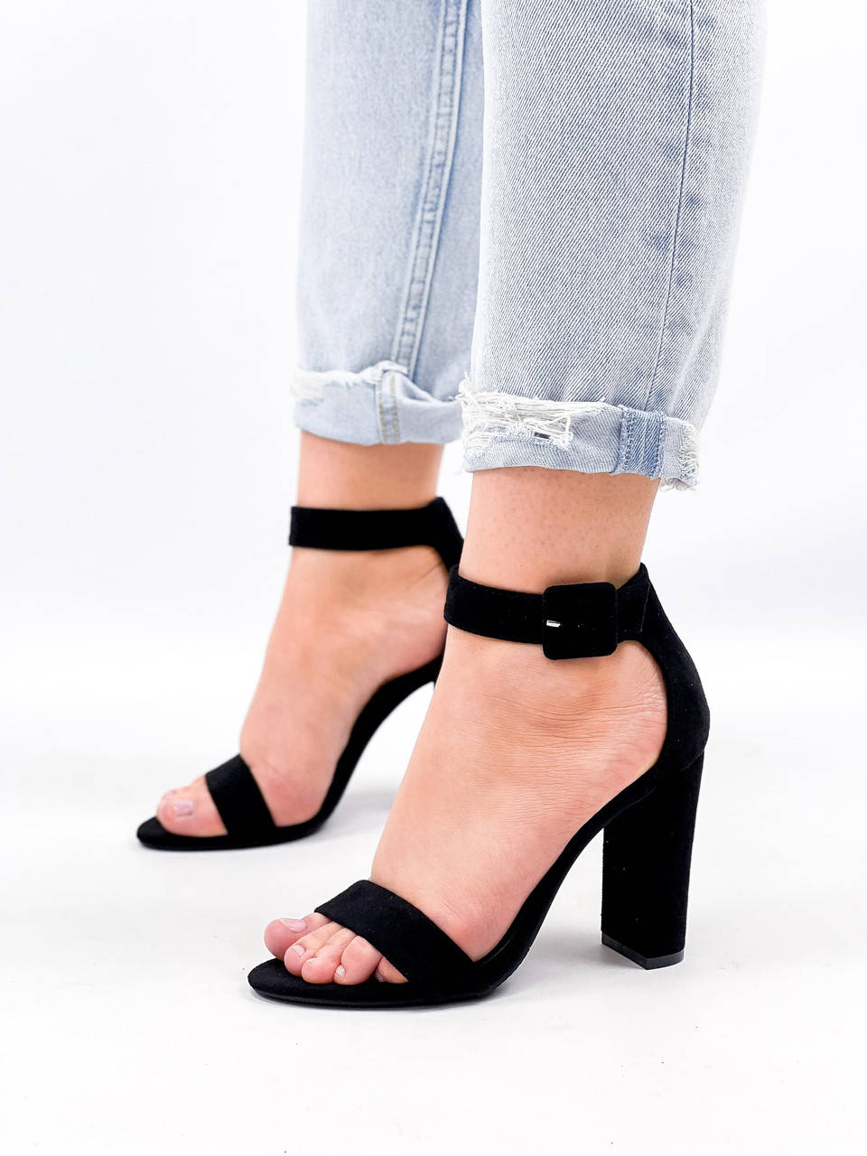 

Стильні жіночі босоніжки екозамшеві на товстому каблуці чорні Viva