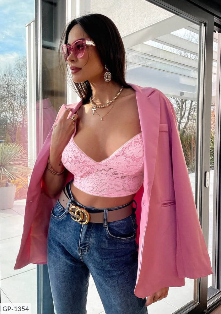 

Стильный женский ажурный топ на тонких брителях