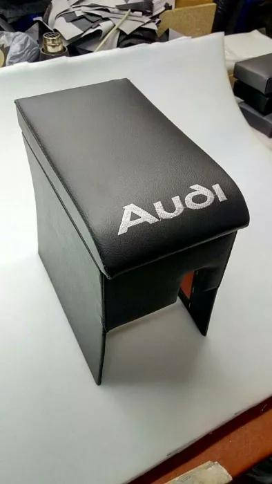 

Подлокотник Audi 100 (1991-1997) с вышивкой кожзам