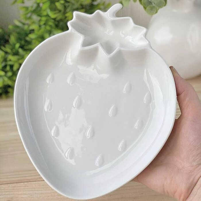 

Фарфоровое блюдо Клубника 20см сервировочная посуда Blanc, Белый