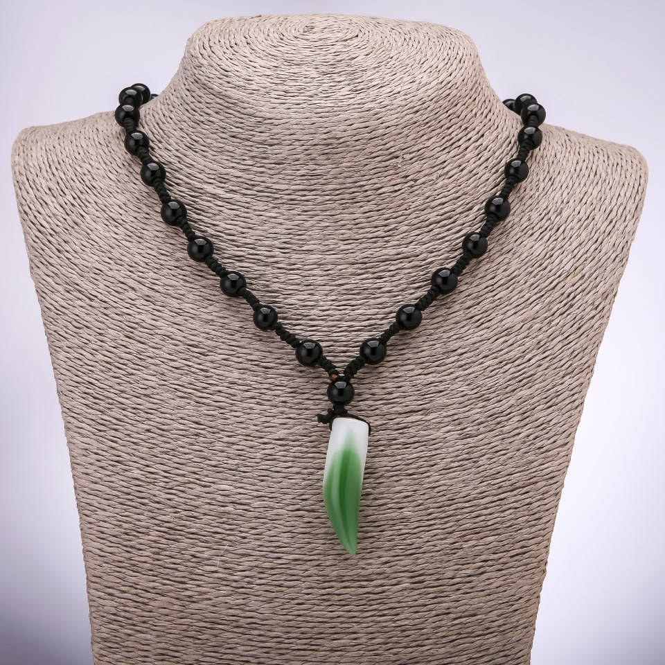 

Кулон на бусах из Агата "Клык" d-10х37мм L-70см