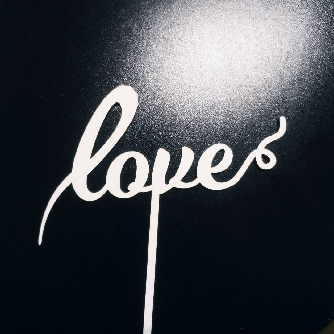 

Топпер (фигурка на торт) надпись " love " , для тортика. Из белого ДВП