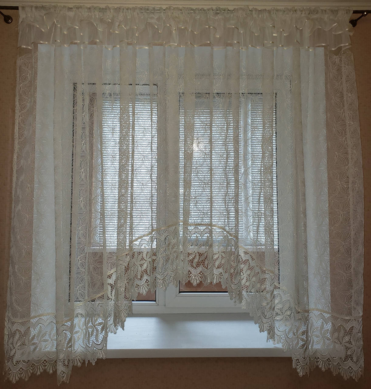 

Тюль на кухню аркой 4 м с широким кружевом фатин вышивка Шампань "Цветочный дуэт", Золотистый