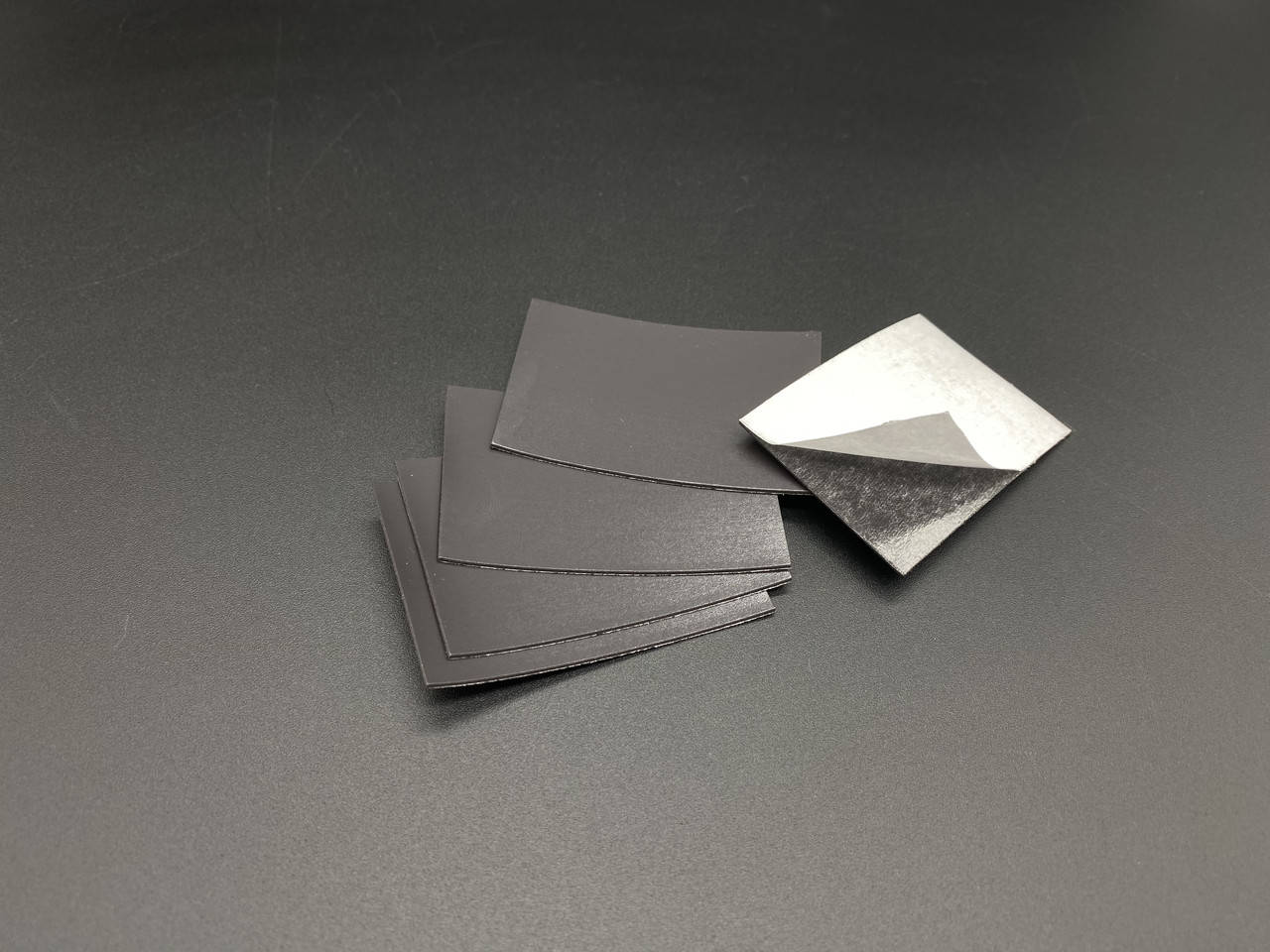 

Магнитный винил с клеем. Размер 40х60мм. 0.7мм