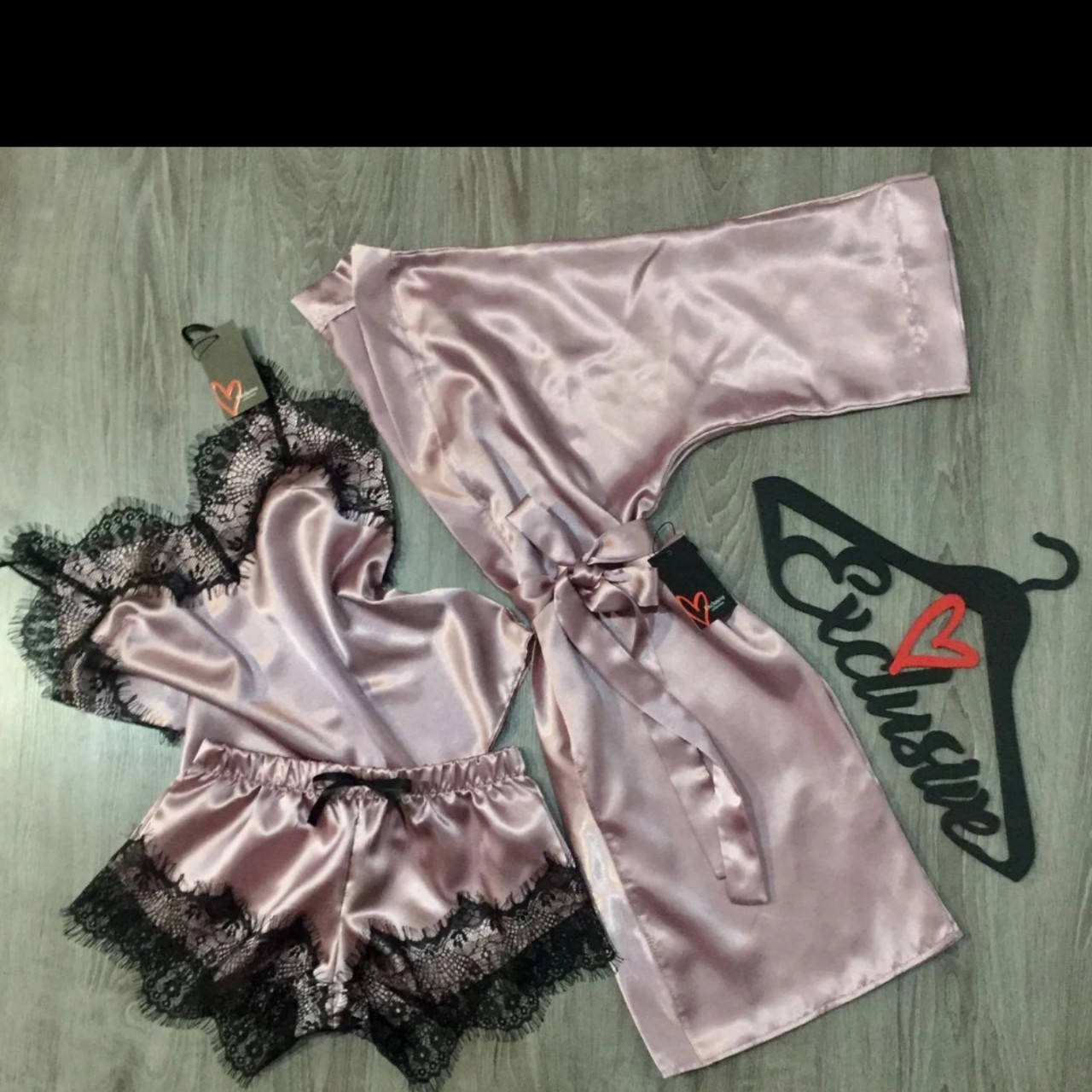 

Атласный комплект халат+пижама с кружевом.