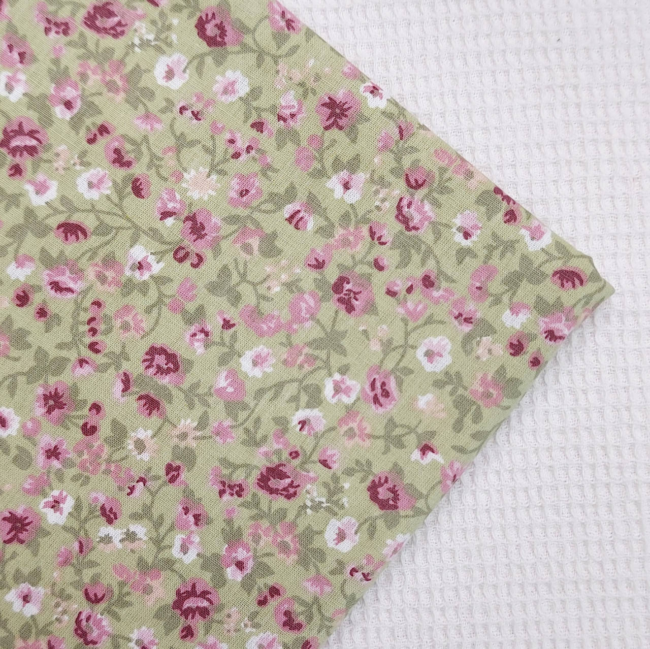

Отрез Ткани Маленькие цветочки на оливковом, 100% хб пл. 135 г/м 45*50 см.