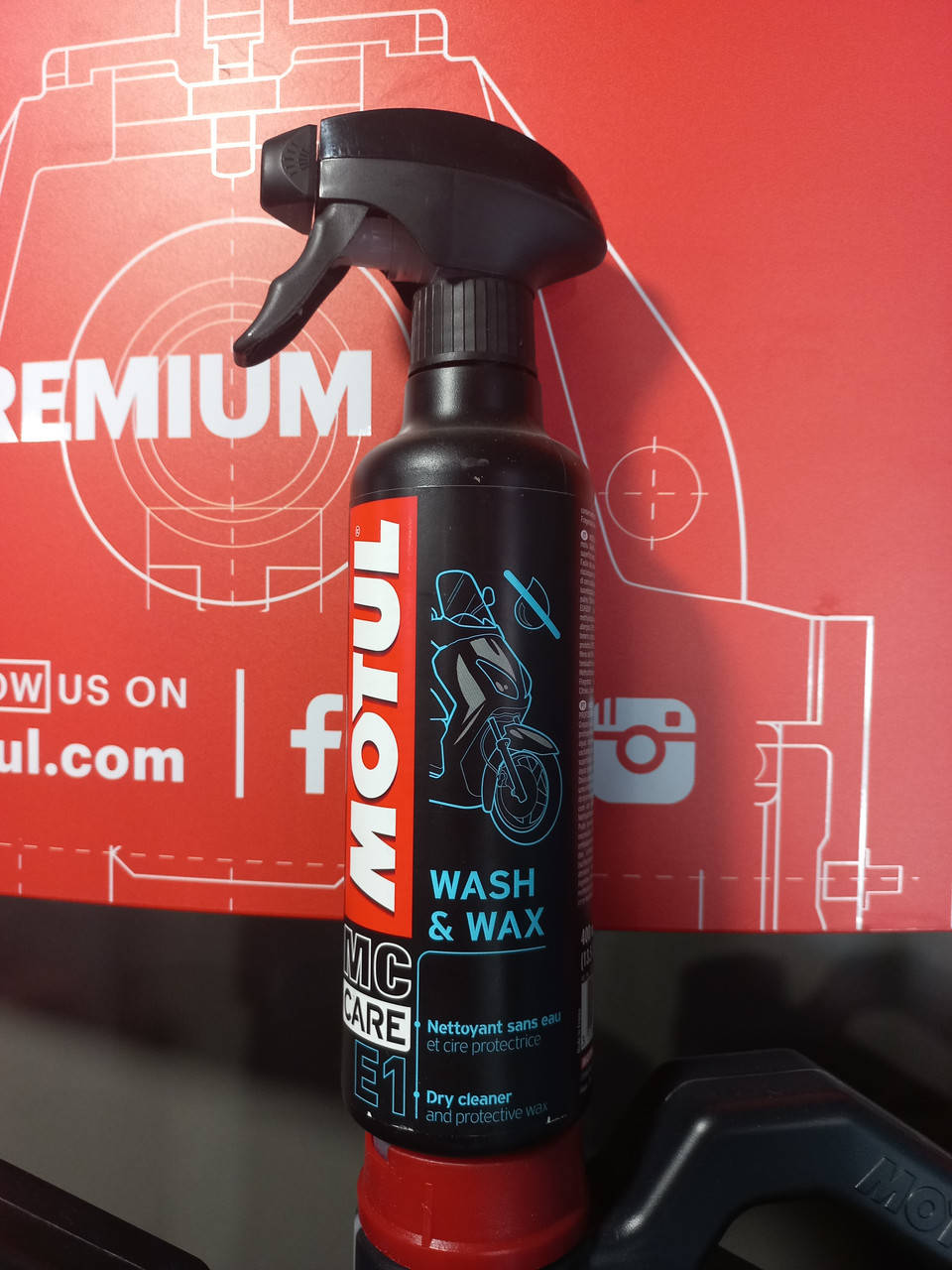 

Средство для мытья и полировки мотоциклов MOTUL / E1 Wash&Wax / 400 мл
