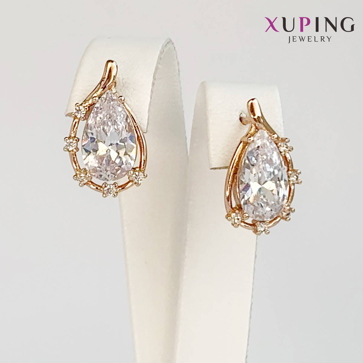 

Серьги Xuping, размер 18х11 мм, белые фианиты (куб. цирконий), вес 4 г, позолота PO, ХР01070 (1)