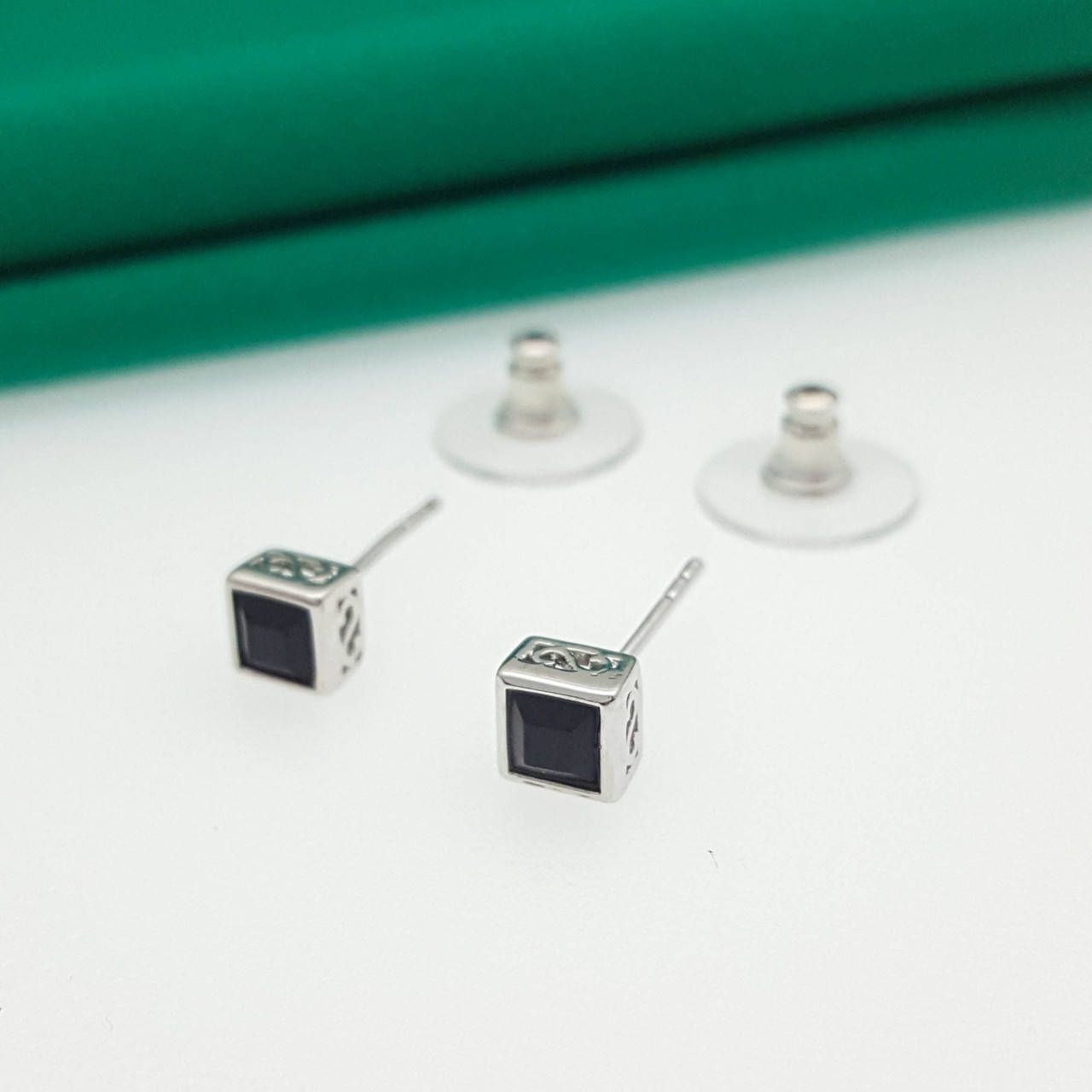 

Серьги гвоздики, "Ажурный Квадрат", с черным Swarovski, Xuping, родий