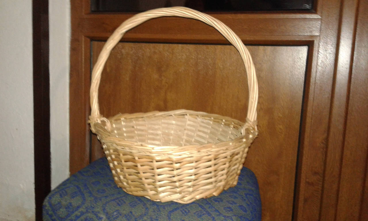 

Плетеная корзина из лозы для подарков