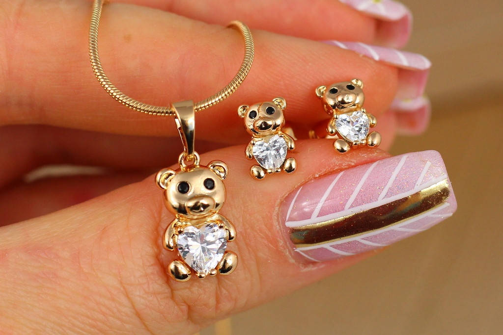 

Набор Xuping Jewelry серьги гвоздики с кулоном мишки с камнем сердечко без цепи золотистый